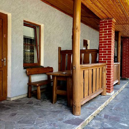 Tri Dorogi Hotel Lviv Bagian luar foto