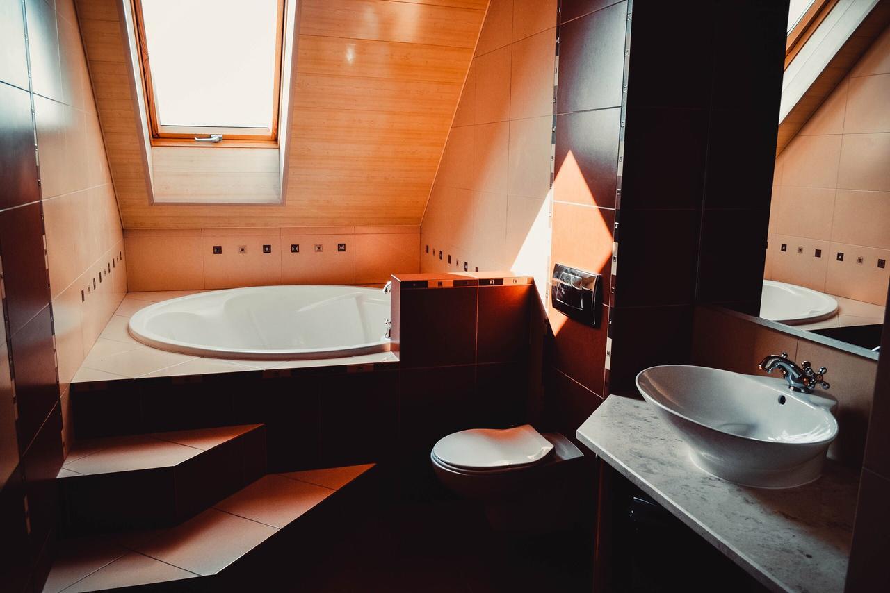 Tri Dorogi Hotel Lviv Bagian luar foto
